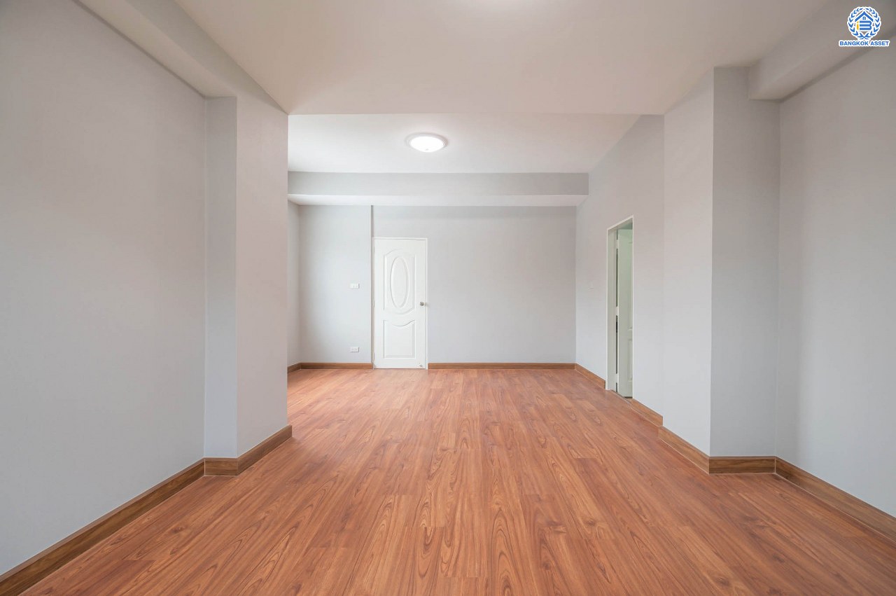 บ้านเดี่ยวมือสอง โครงการ เดอะวอเตอร์เฮ้าส์ กาญจนาฯ-บางบอน รองรับทุกความสุข เนื้อที่ 117.1 ตร.ว. ฟังก์ชัน 5 ห้องนอน 4 ห้องน้ำ 1 ห้องอเนกประสงค์ 1 ห้องแม่บ้าน จอดรถได้ 1 คัน บนทำเลใกล้รถไฟฟ้าสายสีน้ำเงิน "สถานีหลัก2" และจุดขึ้นทางด่วน "พระราม2" และ The Mall บางแค